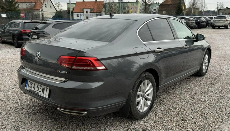 Volkswagen Passat cena 45900 przebieg: 300000, rok produkcji 2015 z Góra małe 497